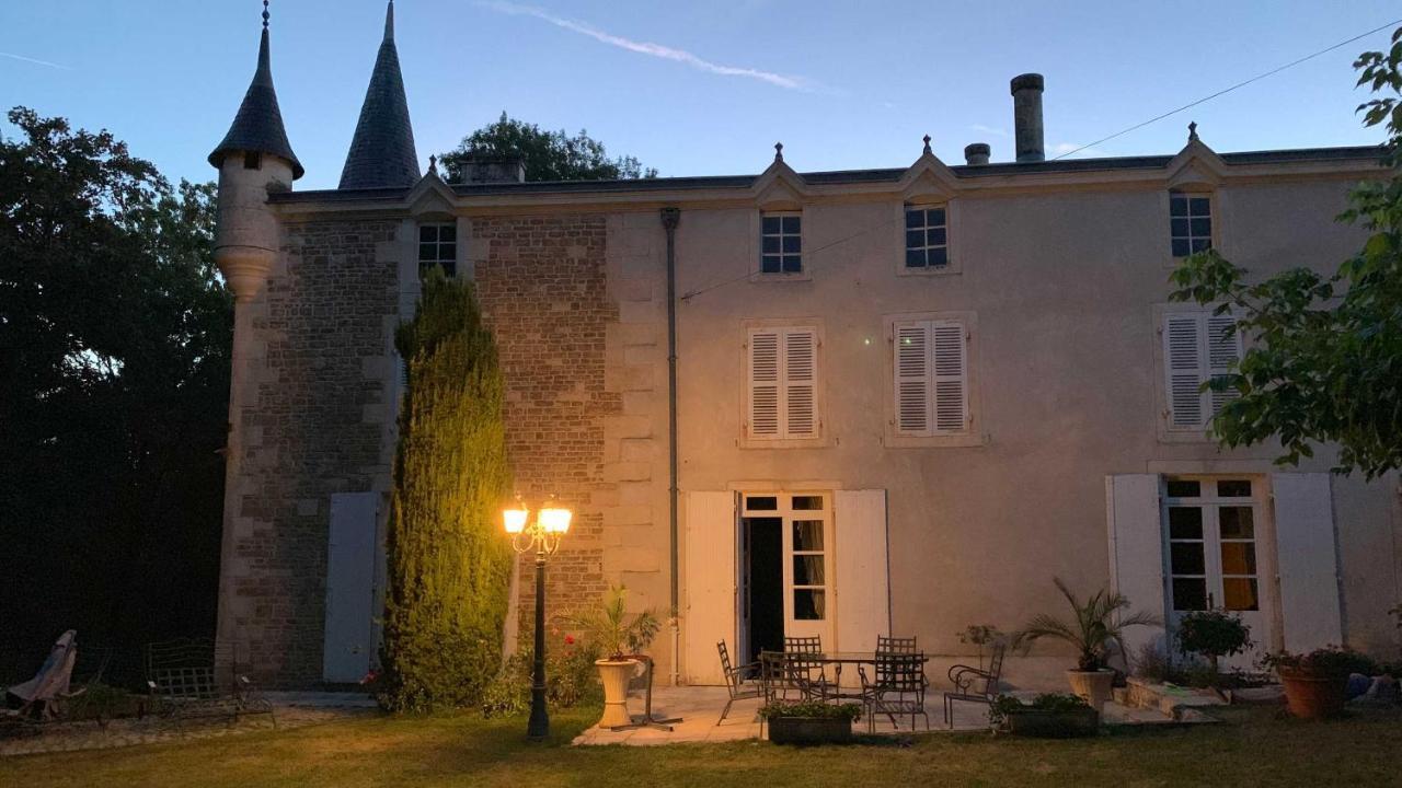 Mazette! Le Chateau Bed and Breakfast Niort Buitenkant foto